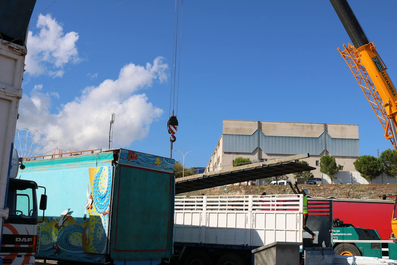 En el recinto ferial, los vestidos de gitana y los grupos de amigos pasándoselo bien han dado paso a los camiones, los operarios de limpieza y las grúas. Todos ellos trabajan a destajo para dejarlo todo como si la Feria de San Lucas no hubiese pasado por la capital.