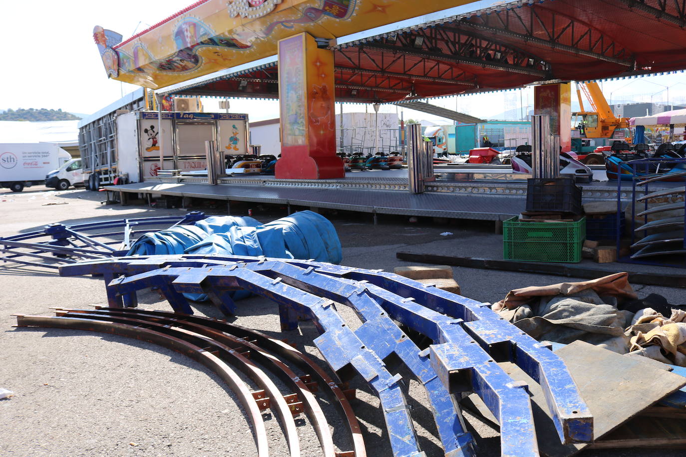 En el recinto ferial, los vestidos de gitana y los grupos de amigos pasándoselo bien han dado paso a los camiones, los operarios de limpieza y las grúas. Todos ellos trabajan a destajo para dejarlo todo como si la Feria de San Lucas no hubiese pasado por la capital.