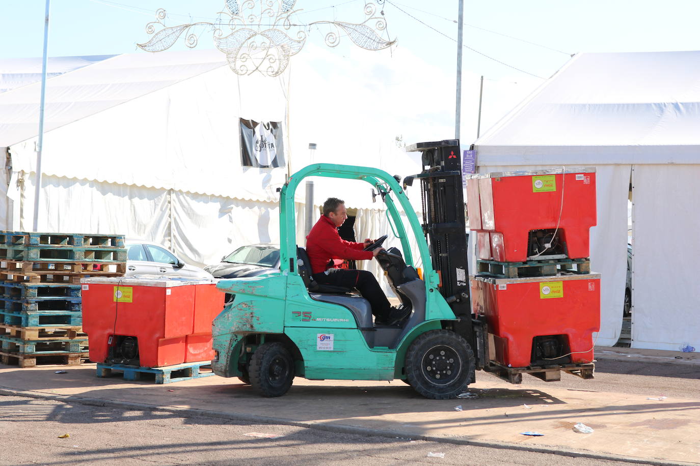 En el recinto ferial, los vestidos de gitana y los grupos de amigos pasándoselo bien han dado paso a los camiones, los operarios de limpieza y las grúas. Todos ellos trabajan a destajo para dejarlo todo como si la Feria de San Lucas no hubiese pasado por la capital.