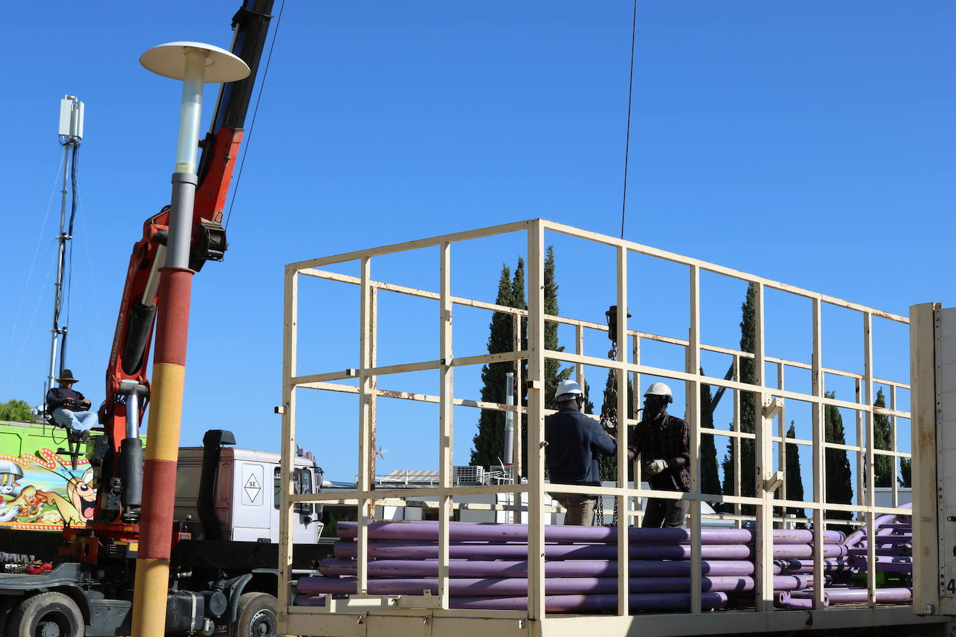 En el recinto ferial, los vestidos de gitana y los grupos de amigos pasándoselo bien han dado paso a los camiones, los operarios de limpieza y las grúas. Todos ellos trabajan a destajo para dejarlo todo como si la Feria de San Lucas no hubiese pasado por la capital.