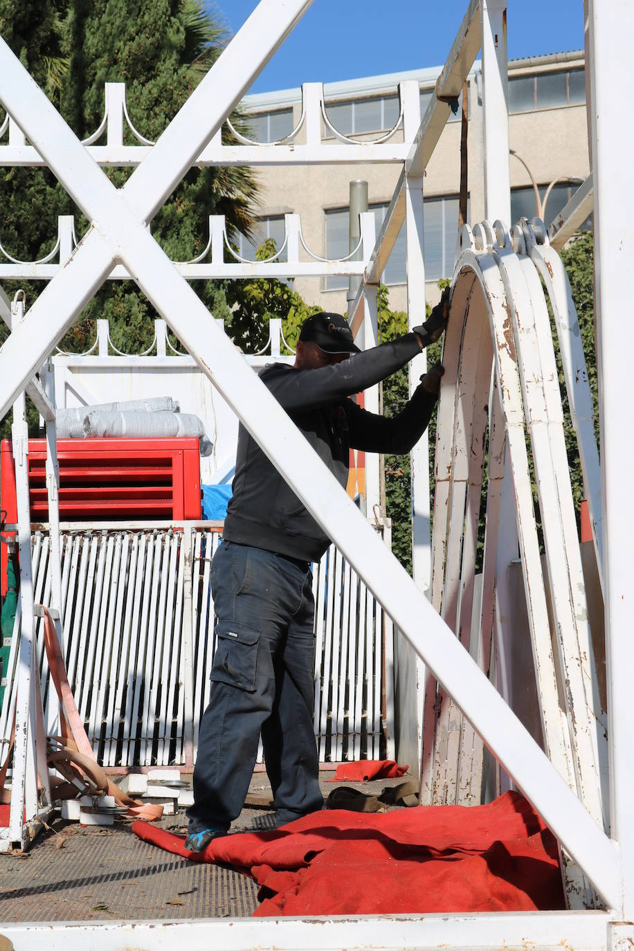 En el recinto ferial, los vestidos de gitana y los grupos de amigos pasándoselo bien han dado paso a los camiones, los operarios de limpieza y las grúas. Todos ellos trabajan a destajo para dejarlo todo como si la Feria de San Lucas no hubiese pasado por la capital.
