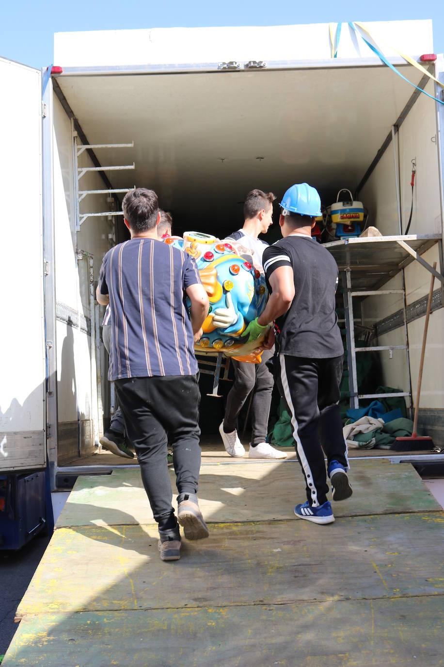 En el recinto ferial, los vestidos de gitana y los grupos de amigos pasándoselo bien han dado paso a los camiones, los operarios de limpieza y las grúas. Todos ellos trabajan a destajo para dejarlo todo como si la Feria de San Lucas no hubiese pasado por la capital.