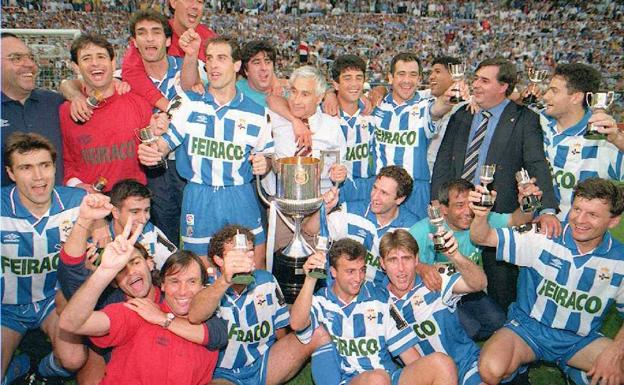 La plantilla del Deportivo de la Coruña celebra el título de Copa en la temporada 1994-1995.