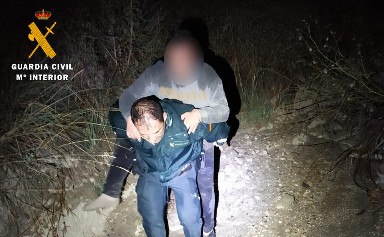 Rescate a hombros de la Guardia Civil en Granada: lo encuentran descalzo y herido tras perderse de noche en el campo