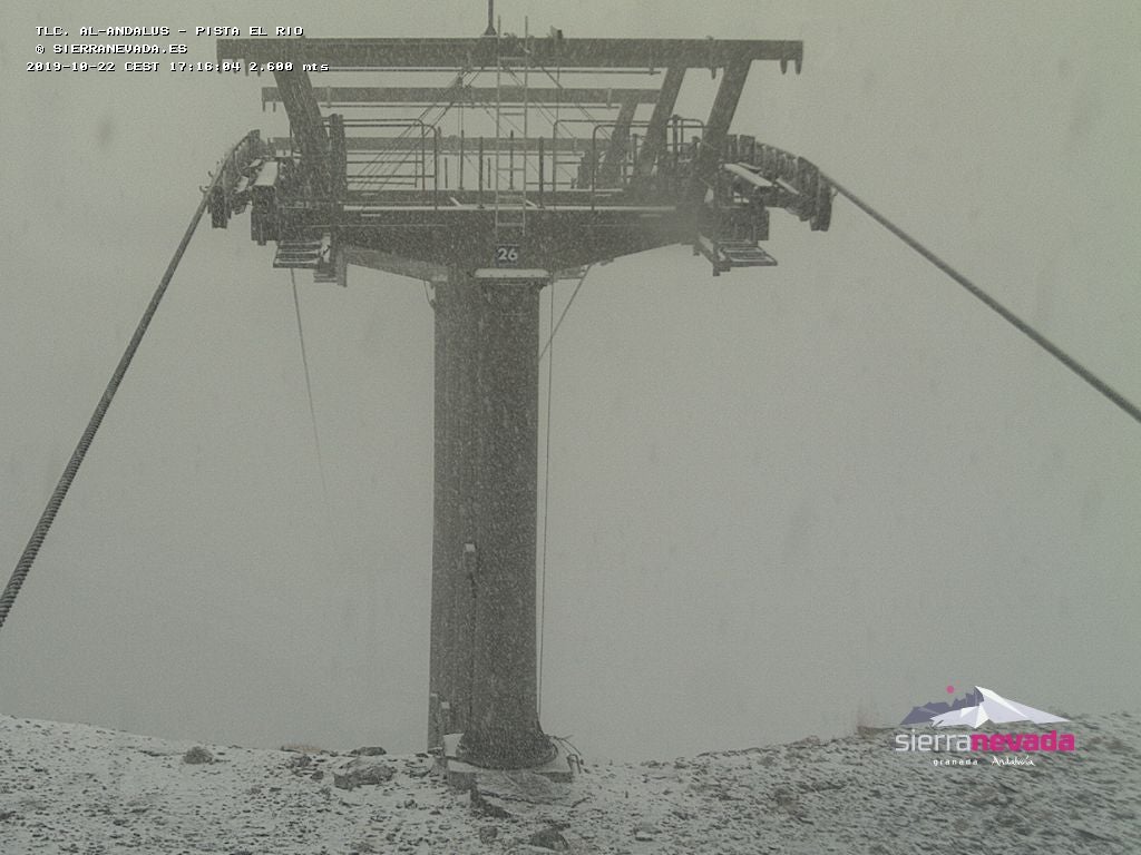 Los copos caen con fuerza en la tarde de este miércoles en Sierra Nevada, incluso en cotas bajas. 