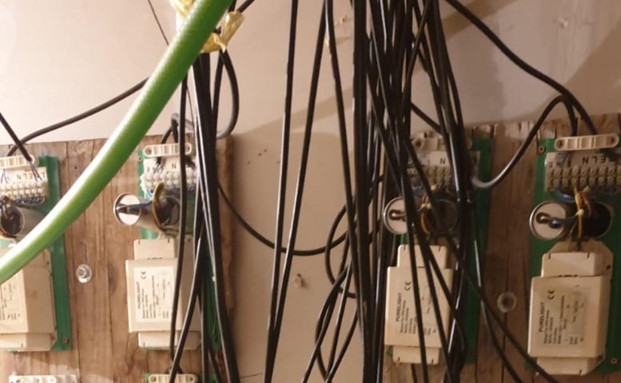 Parte de un cuadro eléctrico desmontado en una de las viviendas registradas.