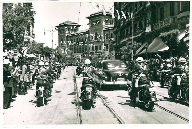 El Caudillo se marcha escoltado por la Gran Vía de Granada 