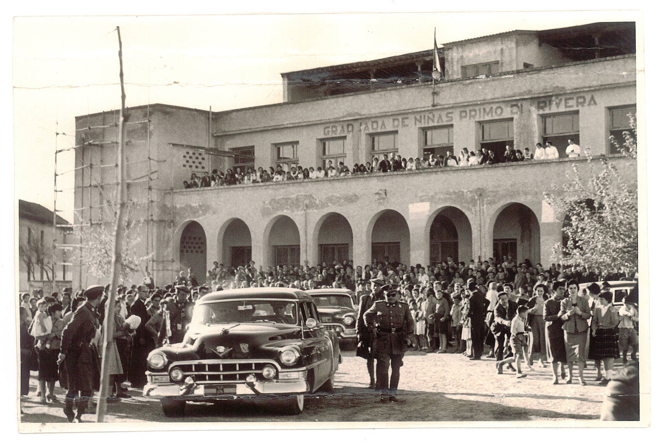 Visita el hogar donde están refugiados los damnificados por el terremoto