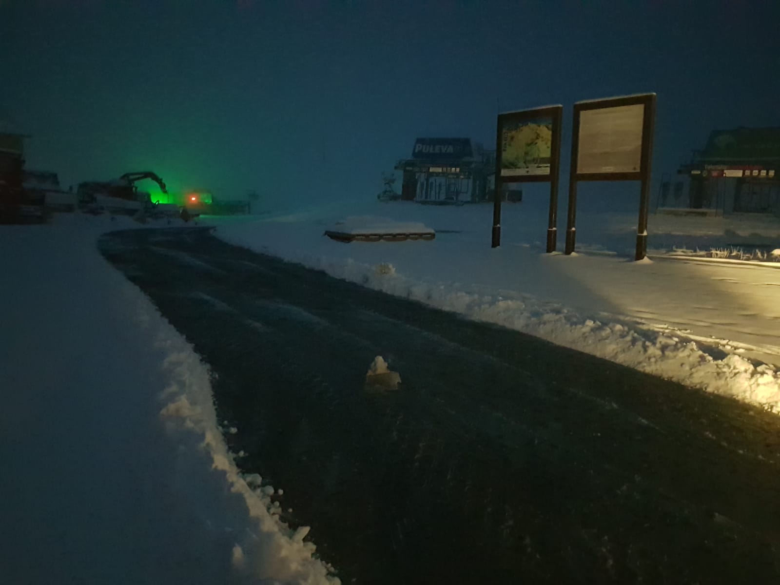 La gran nevada caída en las últimas horas ha dejado estampas en la estación propias de meses invernales