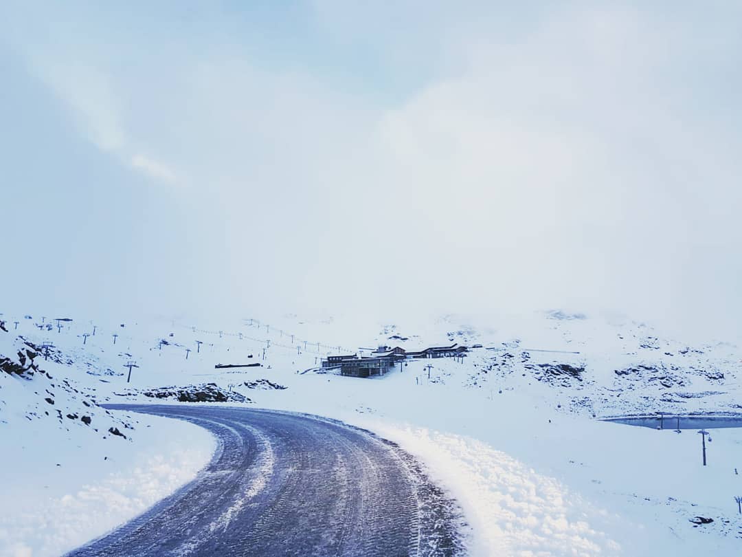 La gran nevada caída en las últimas horas ha dejado estampas en la estación propias de meses invernales