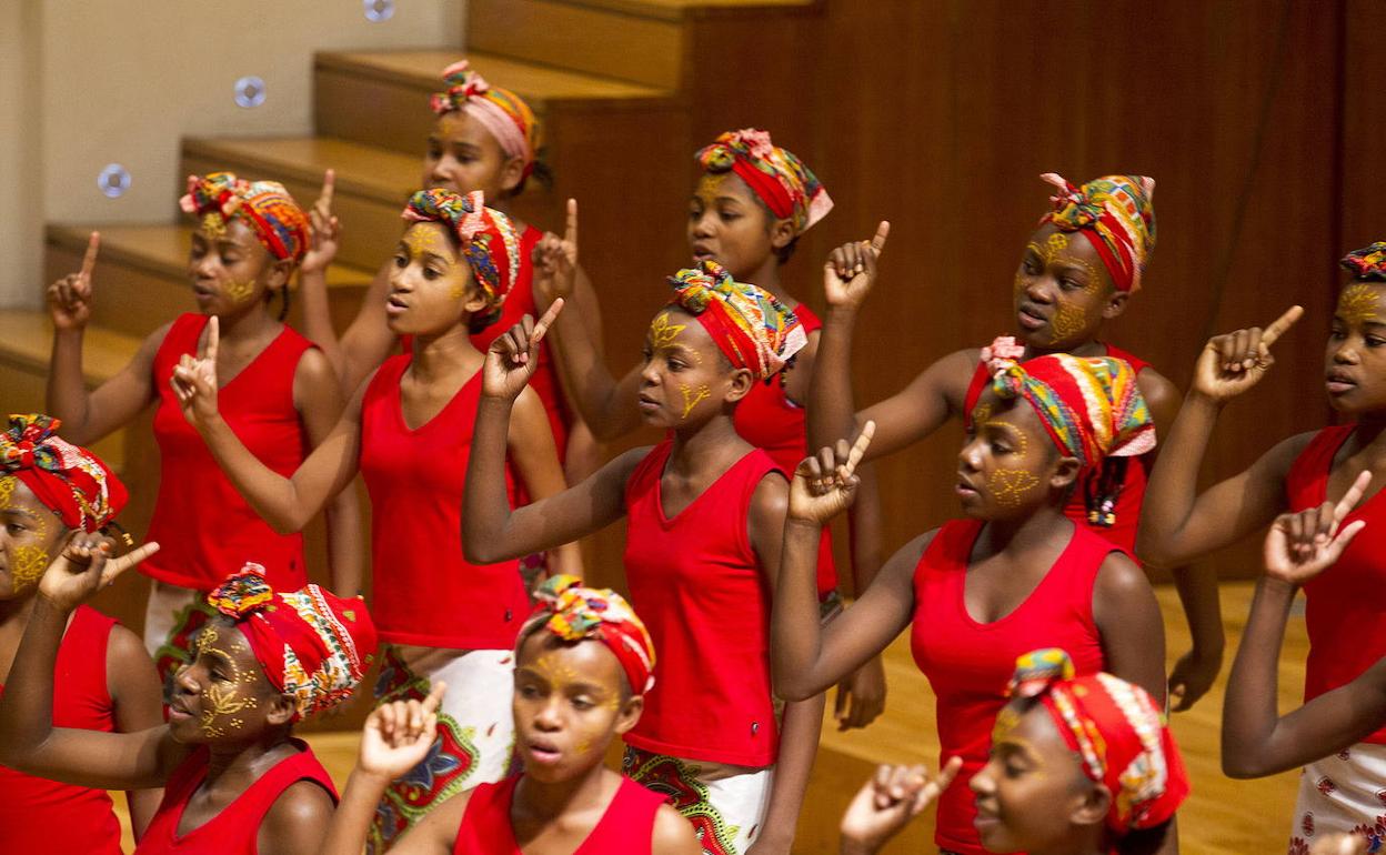 Concierto del grupo Malagasy Góspel de Madagascar en el Auditorio Manuel de Falla.