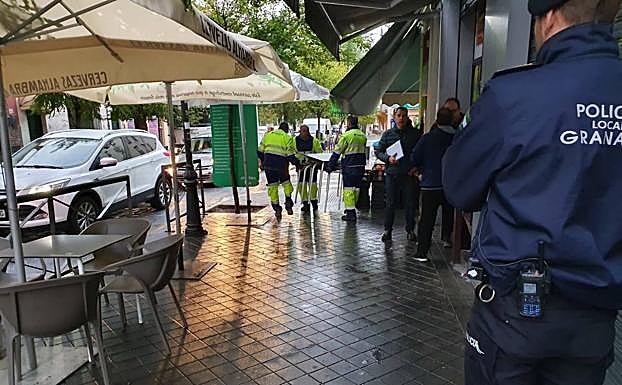 Terrazas en Granada | Retiran las primeras terrazas infractoras