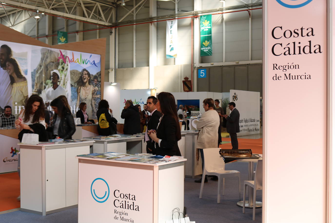 La 18ª edición de la Feria Internacional de Turismo, Deporte y Aventura, Tierra Adentro 2019 ha abierto este viernes sus puertas en el Recinto Provincial de Ferias y Congresos de Jaén para mostrar «la riqueza y la diversidad de la oferta turística de interior de la provincia de Jaén» y del resto del país, a través de los 450 expositores que se dan cita en la misma hasta el próximo domingo, 27 de octubre.
