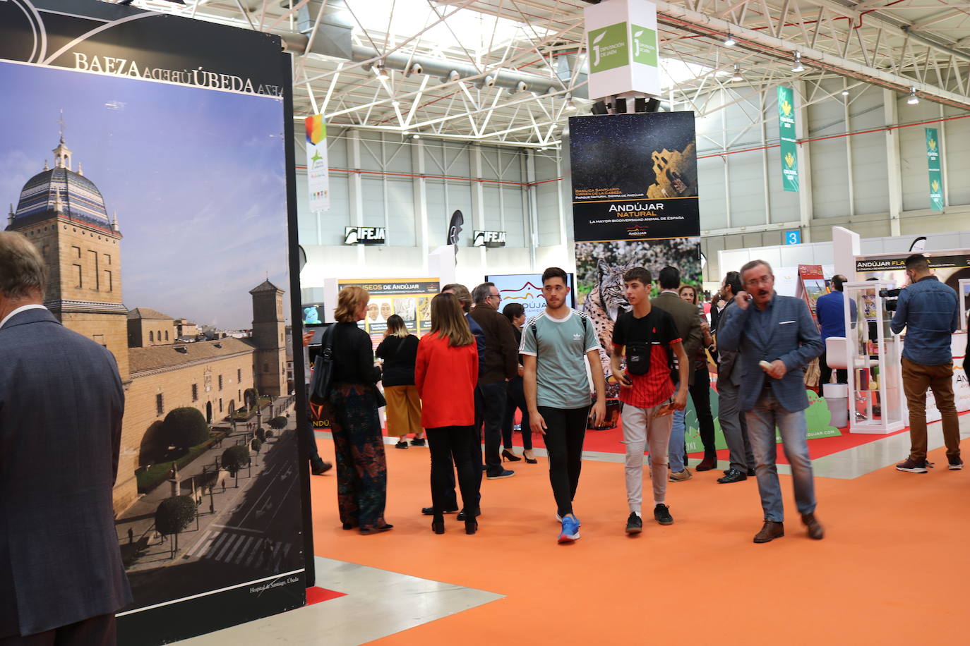 La 18ª edición de la Feria Internacional de Turismo, Deporte y Aventura, Tierra Adentro 2019 ha abierto este viernes sus puertas en el Recinto Provincial de Ferias y Congresos de Jaén para mostrar «la riqueza y la diversidad de la oferta turística de interior de la provincia de Jaén» y del resto del país, a través de los 450 expositores que se dan cita en la misma hasta el próximo domingo, 27 de octubre.