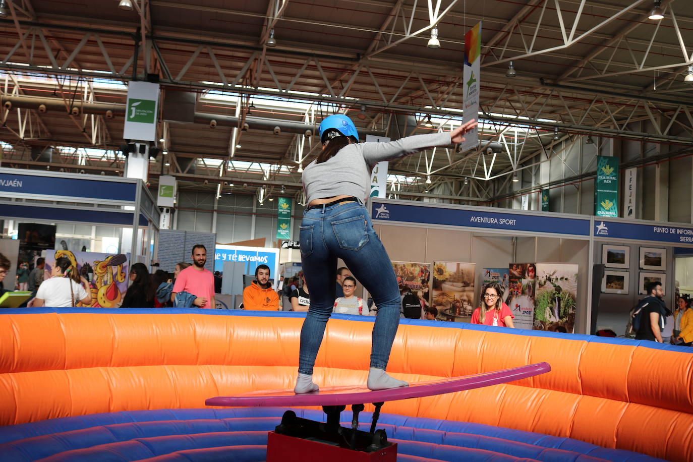 La 18ª edición de la Feria Internacional de Turismo, Deporte y Aventura, Tierra Adentro 2019 ha abierto este viernes sus puertas en el Recinto Provincial de Ferias y Congresos de Jaén para mostrar «la riqueza y la diversidad de la oferta turística de interior de la provincia de Jaén» y del resto del país, a través de los 450 expositores que se dan cita en la misma hasta el próximo domingo, 27 de octubre.