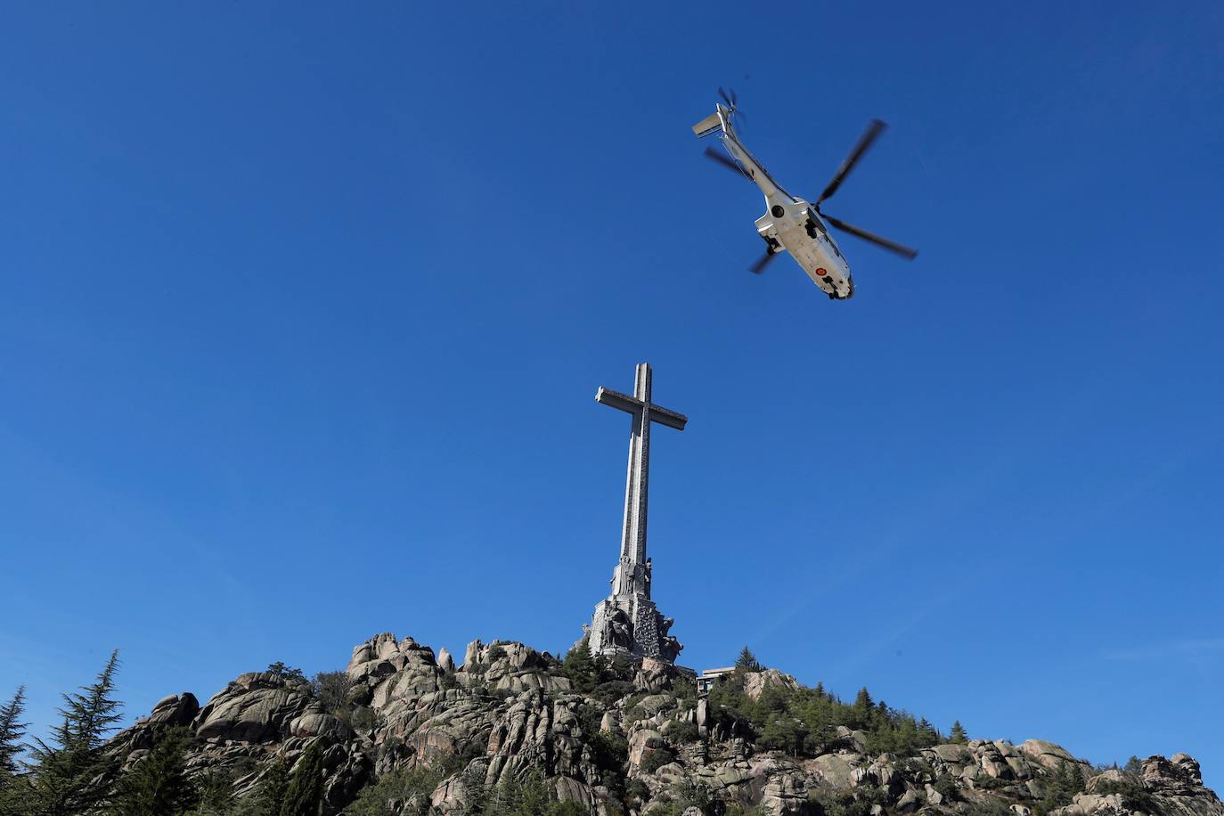 El helicóptero con el ataúd, rumbo ya al cementerio de Mingorrubio.