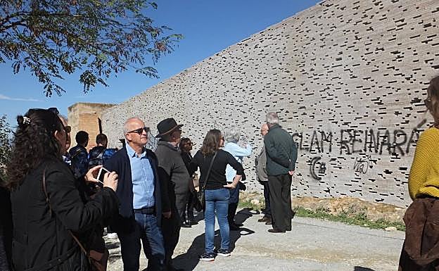 Vecinos, miembros de Icomos y la Unesco durante su visita al Albaicín. 