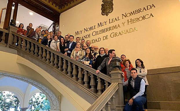 Imagen principal - Famosos en Granada | Un integrante de &#039;Los Lobos&#039;, de visita en la ciudad