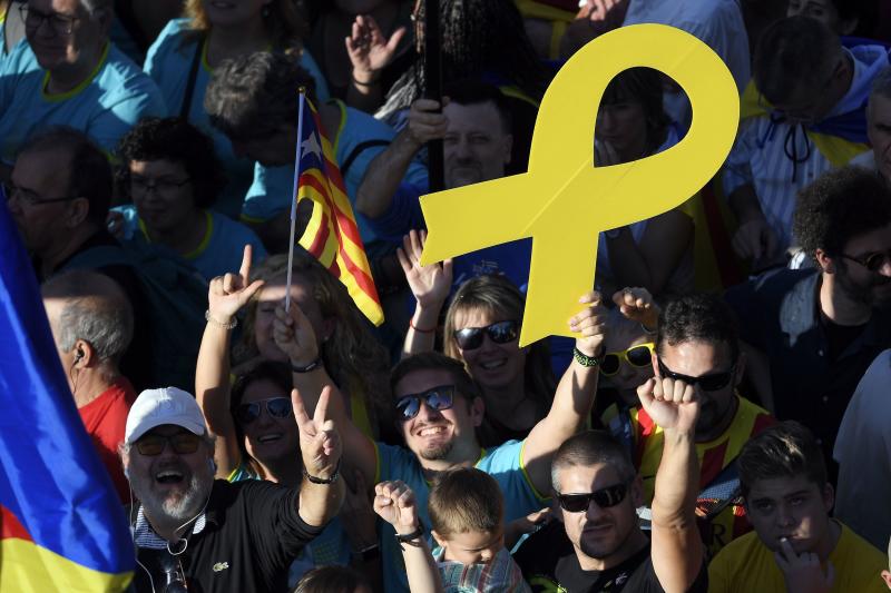 Miles de personas se concentran en Barcelona para protestar por la sentencia del 'procés'.