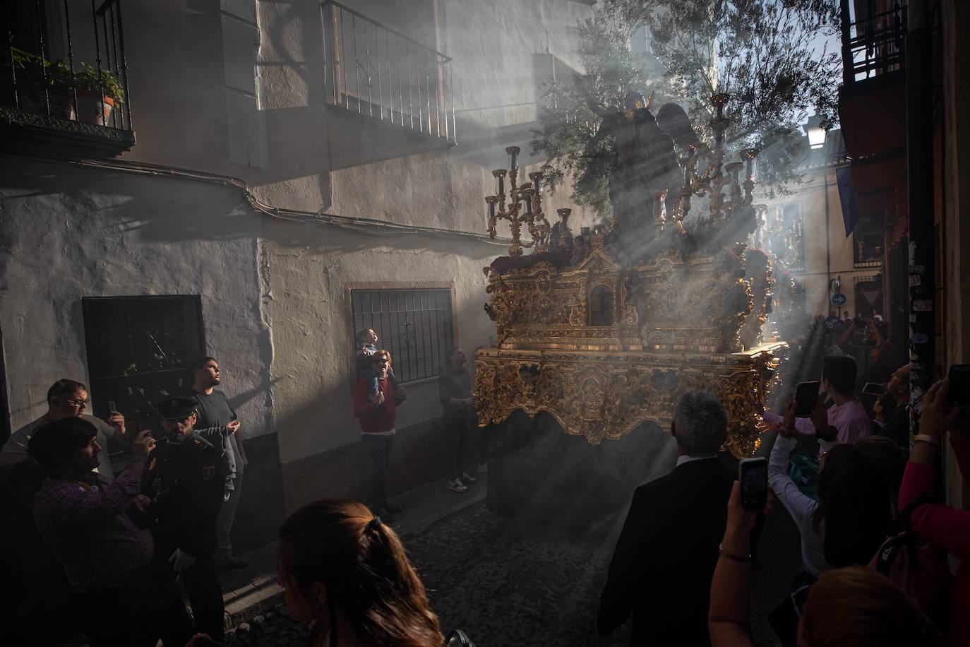 El paso del Huerto, por las calles de Granada