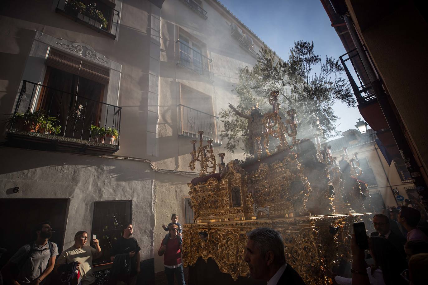 El paso del Huerto, por las calles de Granada