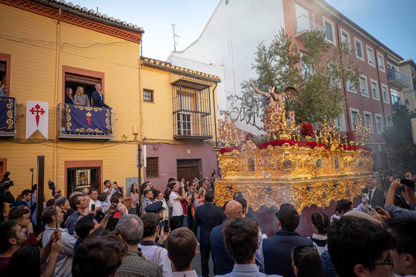 El paso del Huerto, por las calles de Granada