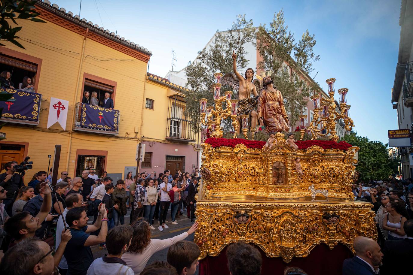 El paso del Huerto, por las calles de Granada