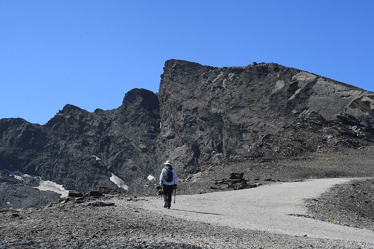 El tajo del Veleta cae sobre el glaciar del Guarnón