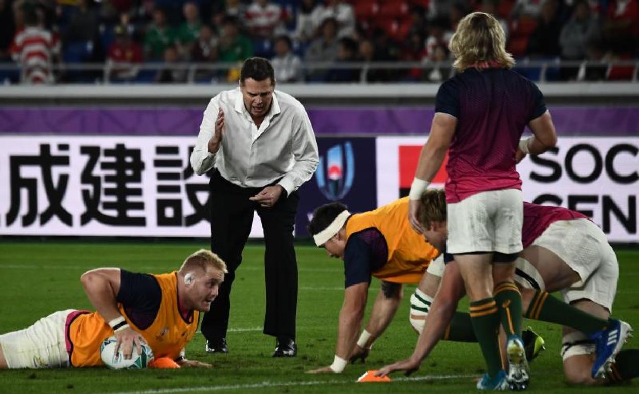 Rassie Erasmus se dirige a sus jugadores antes del partido frente a Gales. 