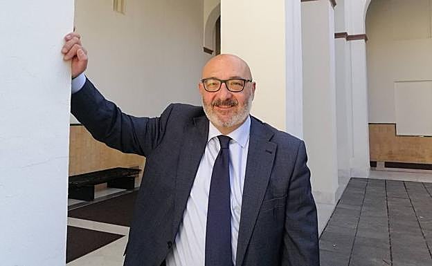 El portavoz parlamentario de Vox, Alejandro Hernández, en uno de los patios del Parlamento andaluz. 