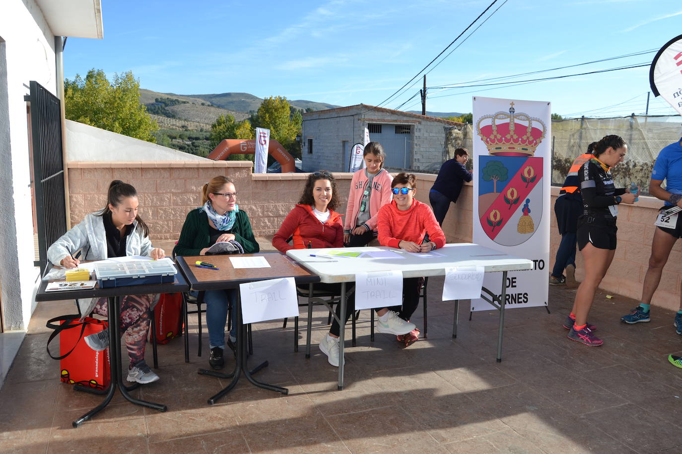 Cerca de 150 deportistas, entre participantes del trail, minitrail y senderistas, celebran en esta prueba que tuvo lugar en una agradable mañana de domingo 