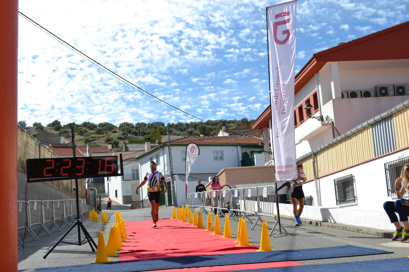 Cerca de 150 deportistas, entre participantes del trail, minitrail y senderistas, celebran en esta prueba que tuvo lugar en una agradable mañana de domingo 