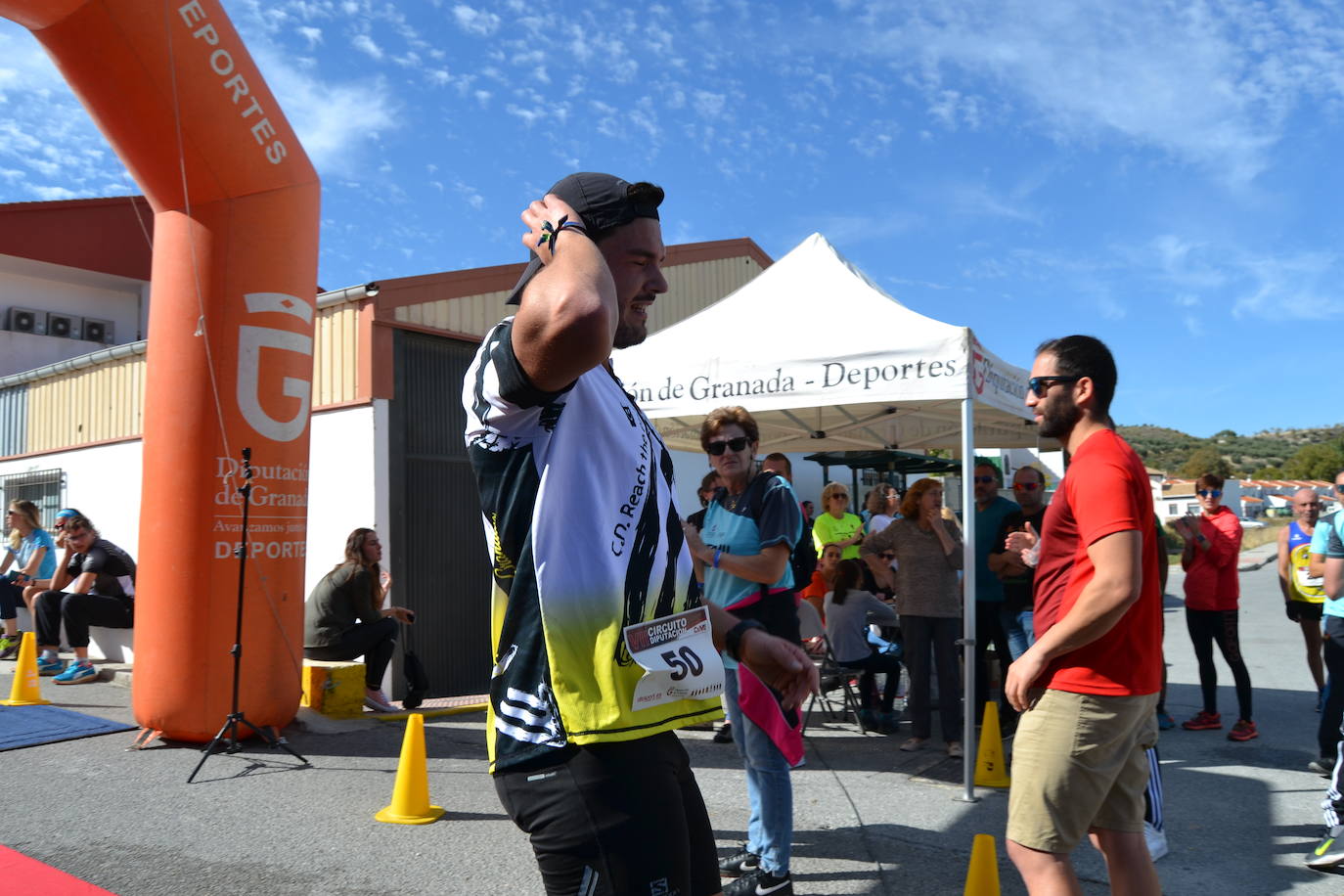 Cerca de 150 deportistas, entre participantes del trail, minitrail y senderistas, celebran en esta prueba que tuvo lugar en una agradable mañana de domingo 