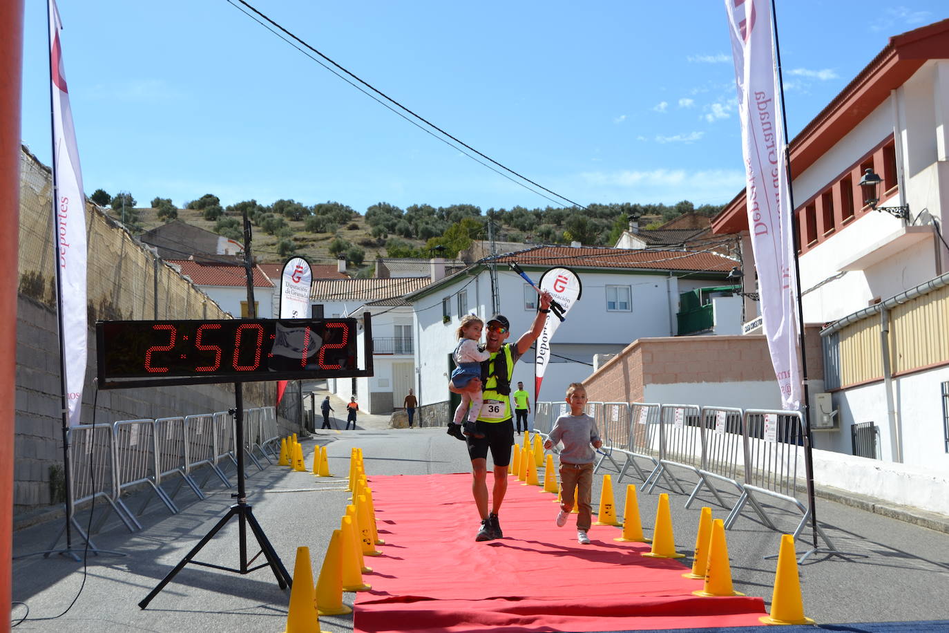 Cerca de 150 deportistas, entre participantes del trail, minitrail y senderistas, celebran en esta prueba que tuvo lugar en una agradable mañana de domingo 