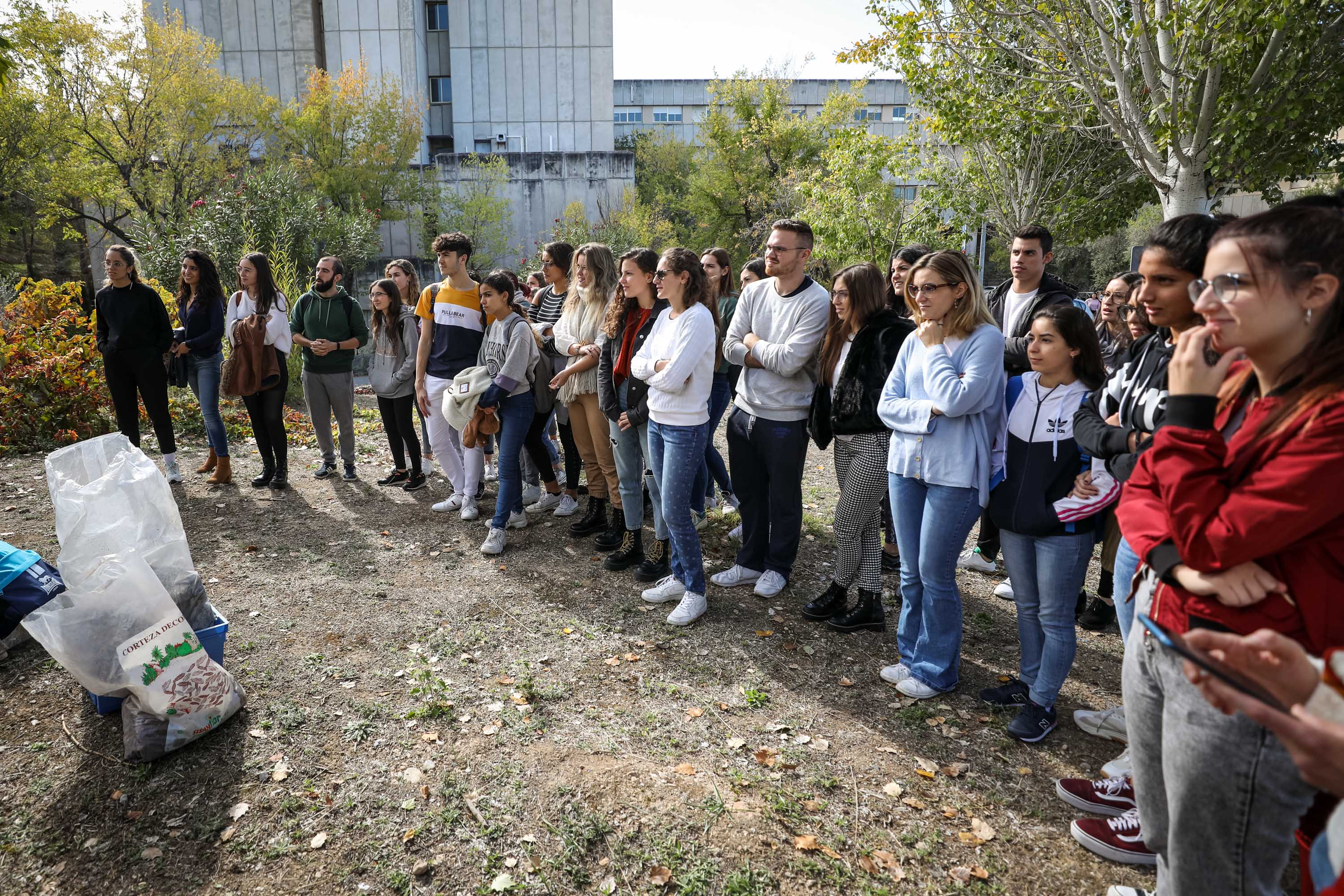 Estudiantes, profesores y resto de profesionales ponen en marcha una campaña de concienciación con el medio ambiente.