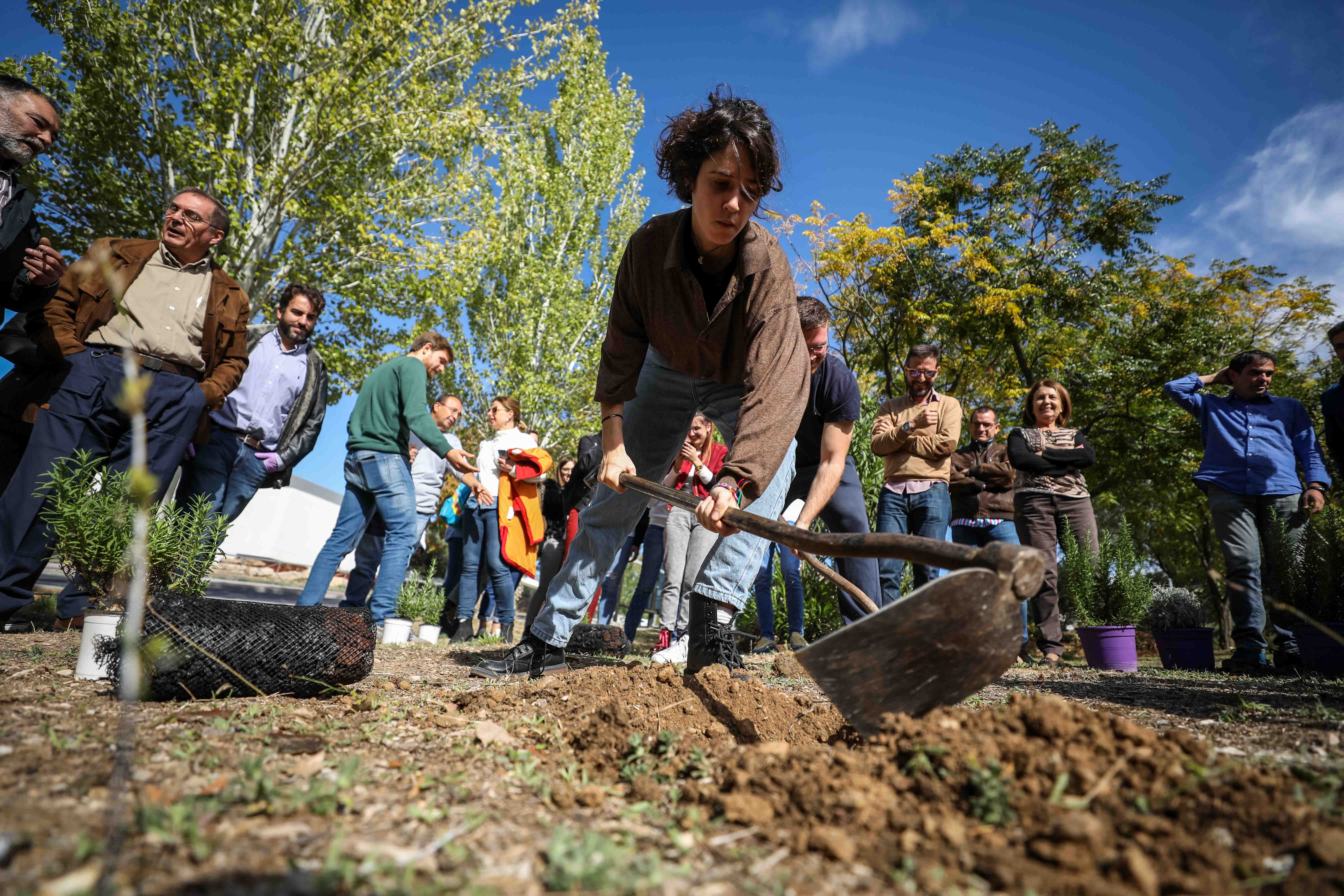 Estudiantes, profesores y resto de profesionales ponen en marcha una campaña de concienciación con el medio ambiente.