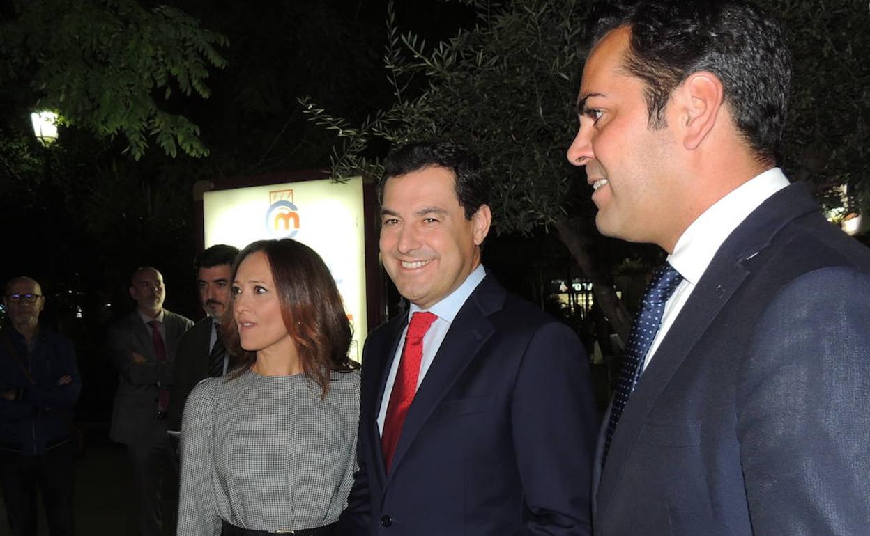 El presidente andaluz, con la delegada de la Junta y el presidente del PP, en Los Jardinillos de Jaén. 