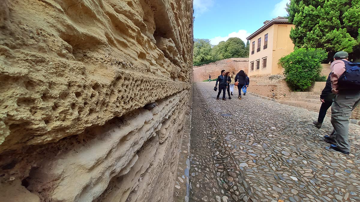 Bordillos funerarios, macabrillas, en la Puerta de la Justicia de la Alhambra 