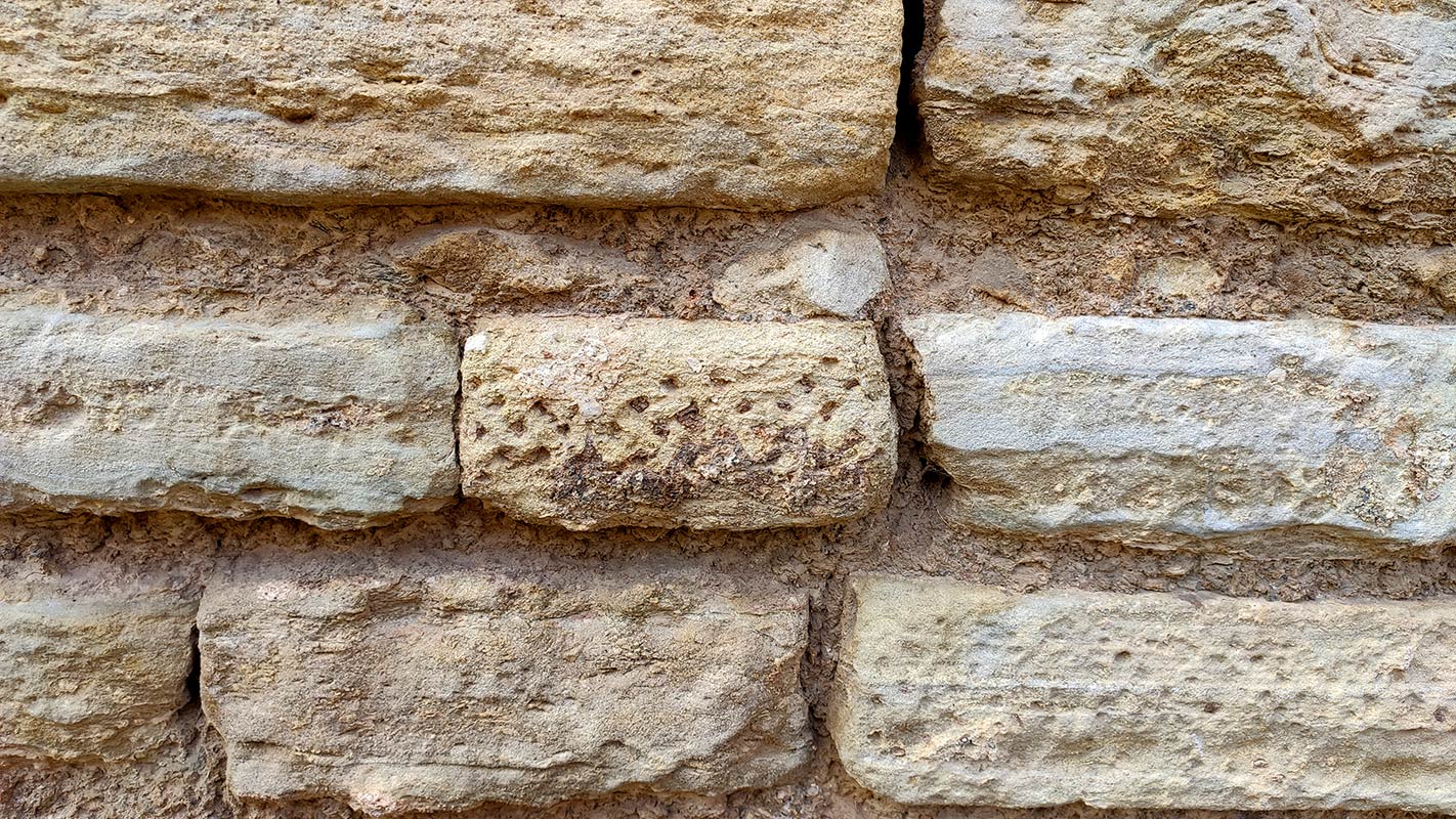 Bordillos funerarios con inscripciones árabes en el muro del jardín de los Adarves de la Alhambra 