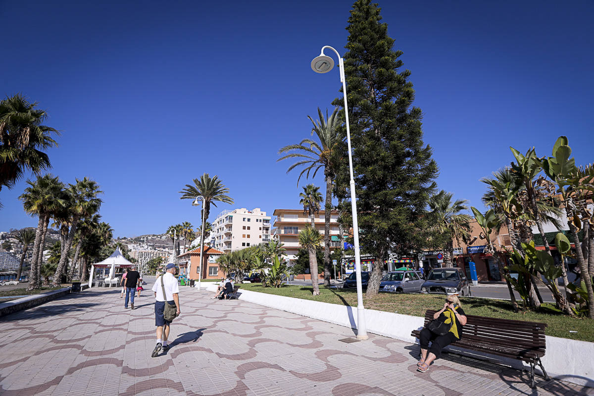 Decenas de turistas ya se encuentran en las playas del litoral granadino, que registrará una temperatura primaveral este fin de semana 