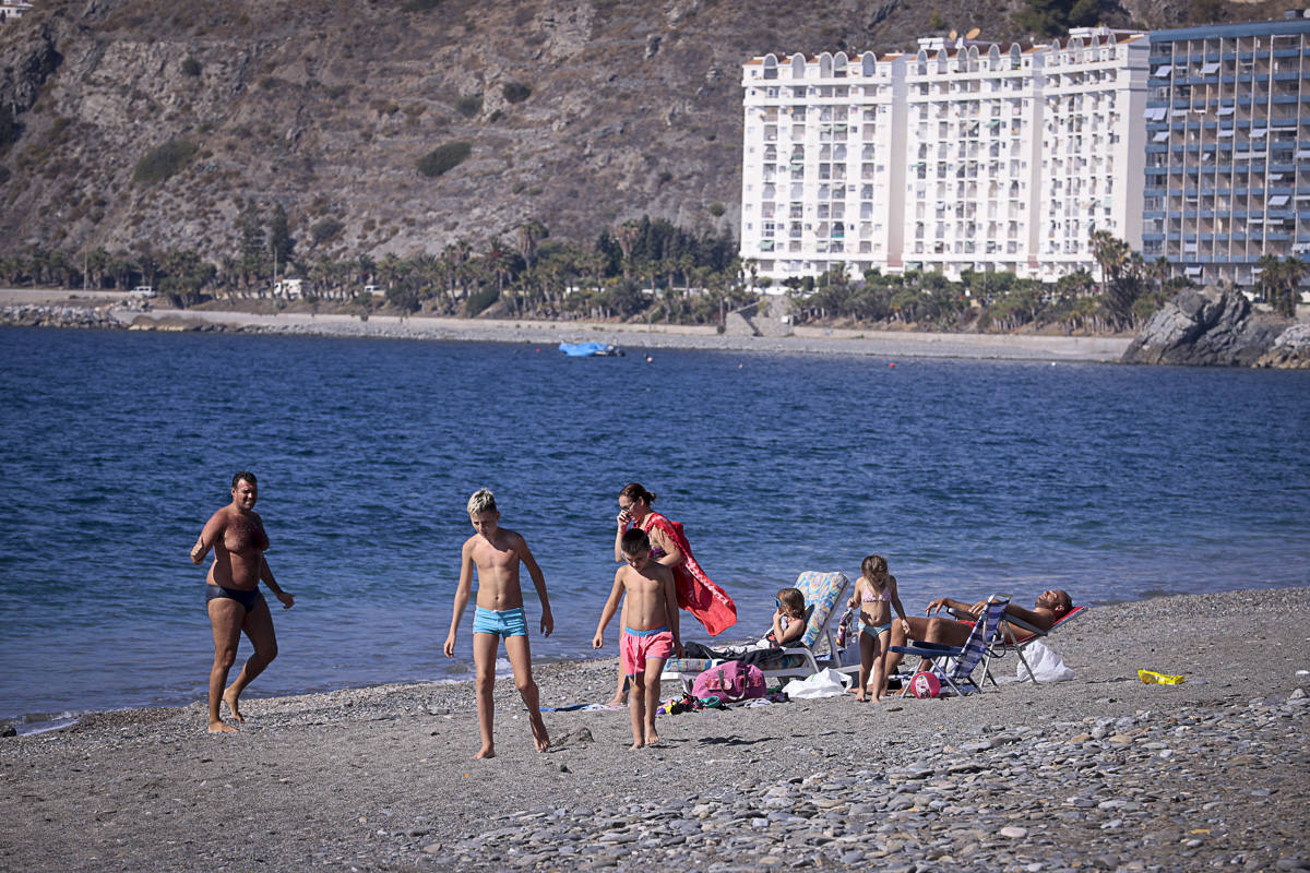Decenas de turistas ya se encuentran en las playas del litoral granadino, que registrará una temperatura primaveral este fin de semana 