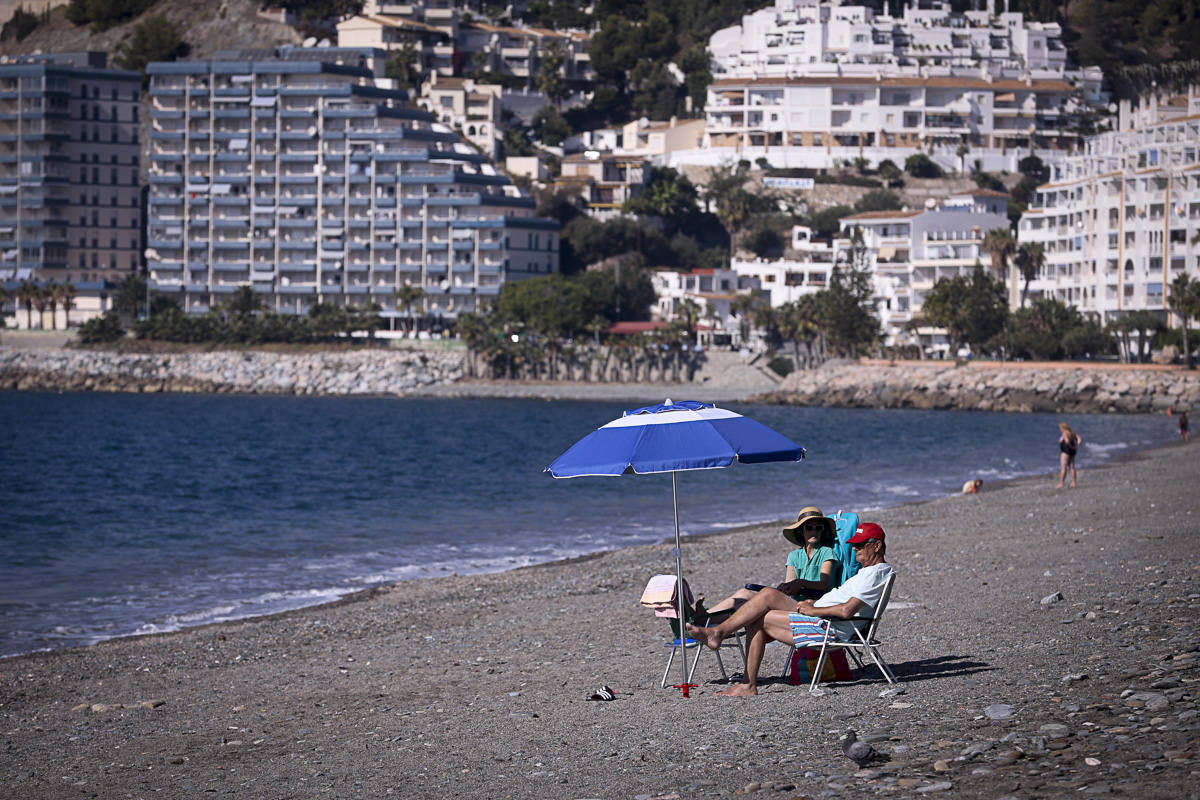 Decenas de turistas ya se encuentran en las playas del litoral granadino, que registrará una temperatura primaveral este fin de semana 