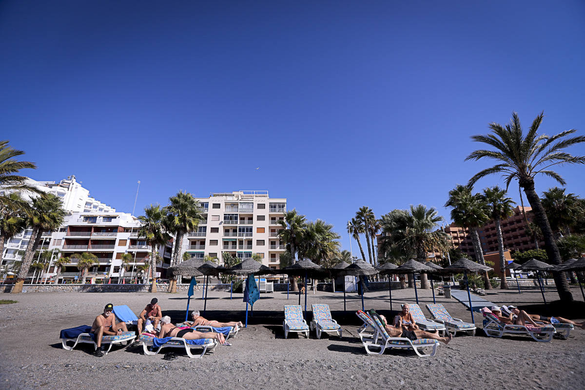 Decenas de turistas ya se encuentran en las playas del litoral granadino, que registrará una temperatura primaveral este fin de semana 
