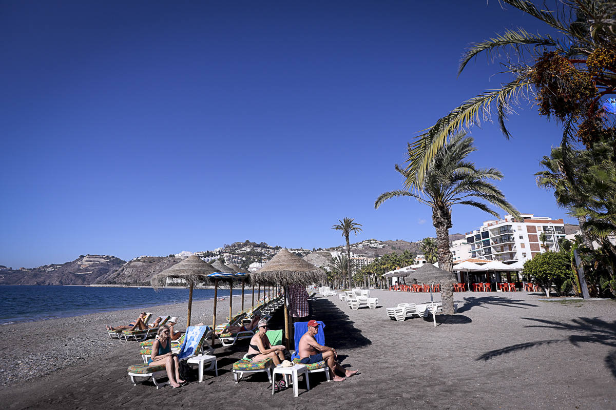 Decenas de turistas ya se encuentran en las playas del litoral granadino, que registrará una temperatura primaveral este fin de semana 