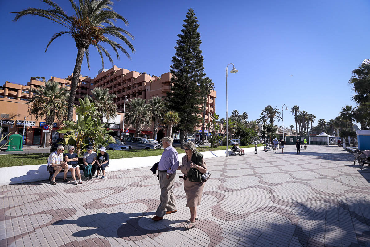 Decenas de turistas ya se encuentran en las playas del litoral granadino, que registrará una temperatura primaveral este fin de semana 