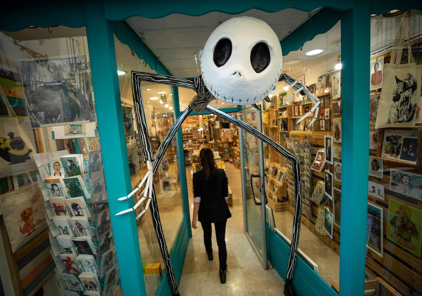 Jack Skeleton luce imponente en 'La Madriguera' de la calle Cruz, ubicada en el corazón del barrio de La Magdalena 