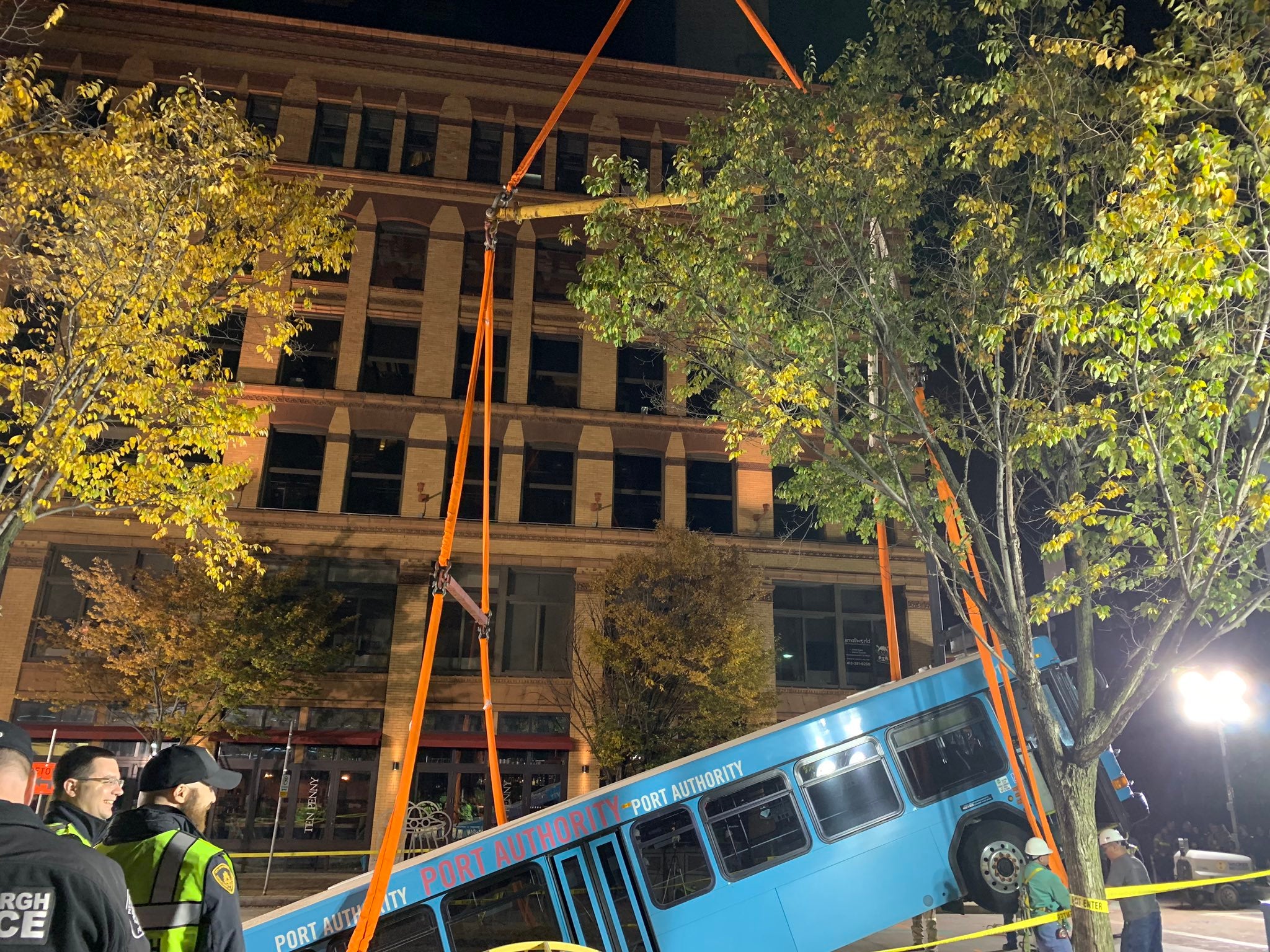 La tierra cedió por el peso del vehículo, de la compañía de transportes Port Authority PGH, justo cuando se encontraba parado en un semáforo