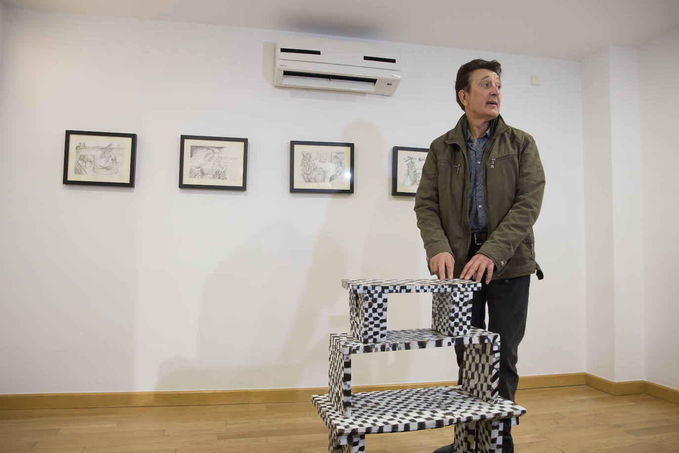 La muestra, denominada 'Poetas desafectos, excéntricos romeros', se compone de 60 piezas entre pinturas, esculturas y dibujos y se puede visitar en Armilla 