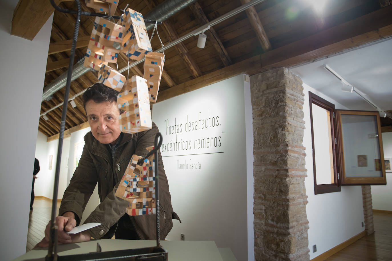 La muestra, denominada 'Poetas desafectos, excéntricos romeros', se compone de 60 piezas entre pinturas, esculturas y dibujos y se puede visitar en Armilla 