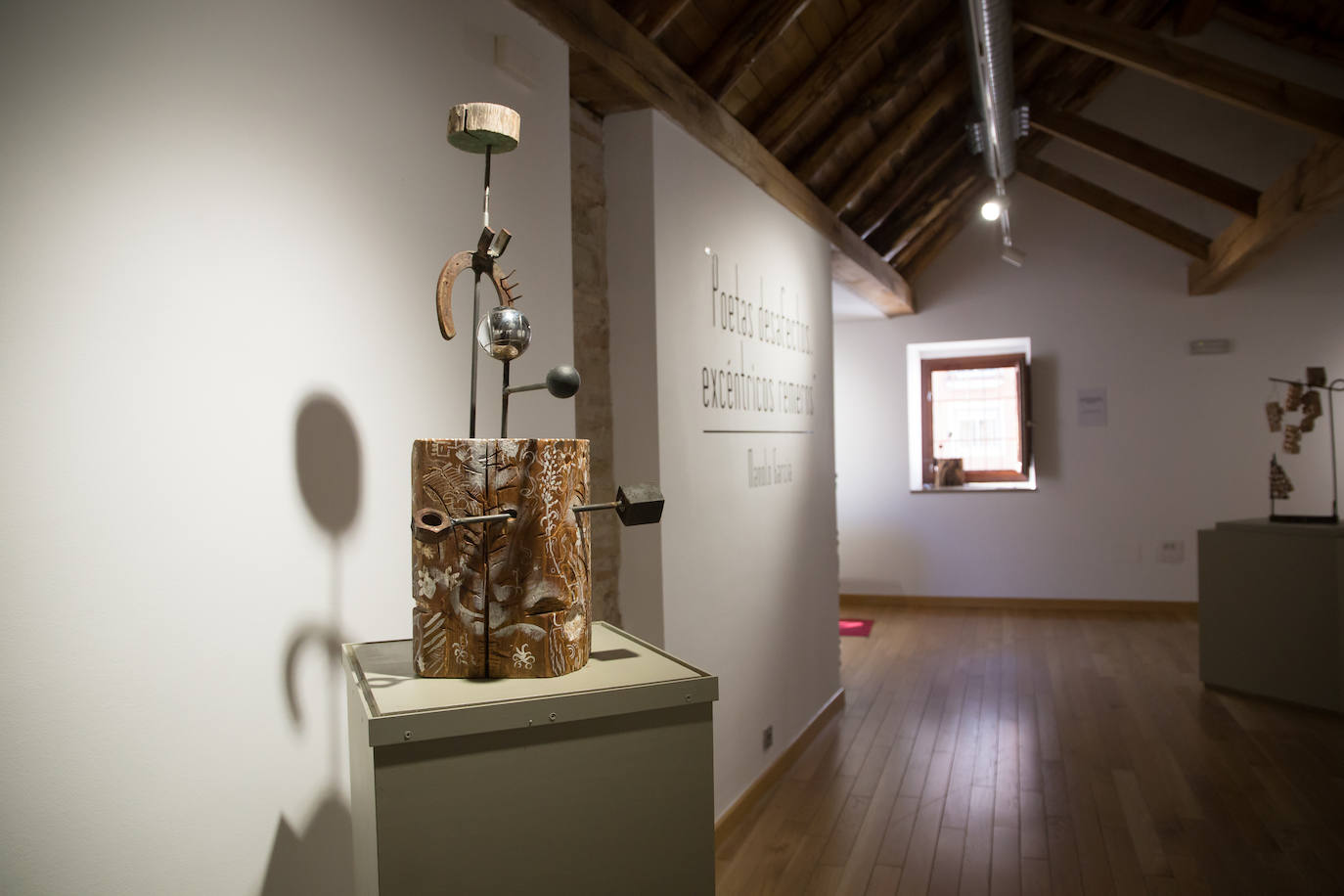 La muestra, denominada 'Poetas desafectos, excéntricos romeros', se compone de 60 piezas entre pinturas, esculturas y dibujos y se puede visitar en Armilla 